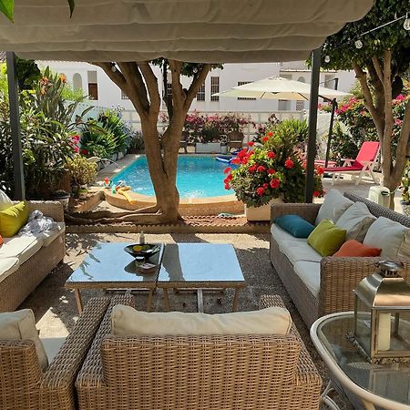 Large Villa Private Pool And Garden Near Beach Roquetas de Mar Bagian luar foto