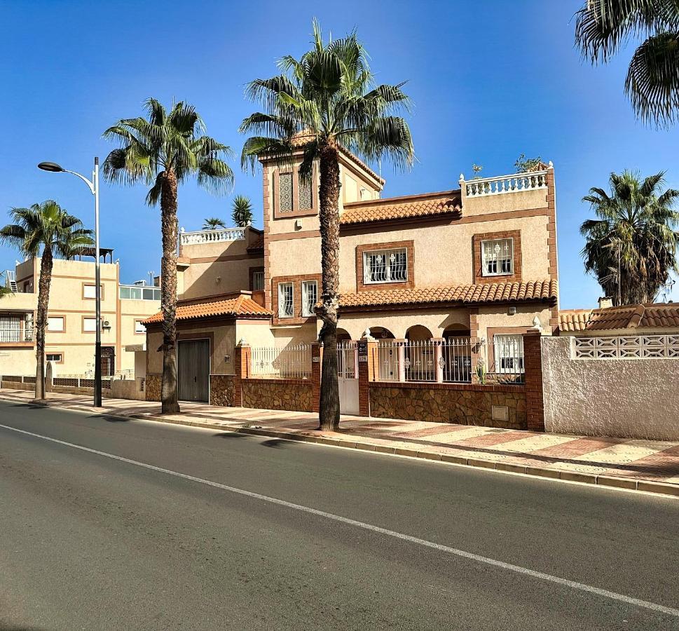 Large Villa Private Pool And Garden Near Beach Roquetas de Mar Bagian luar foto