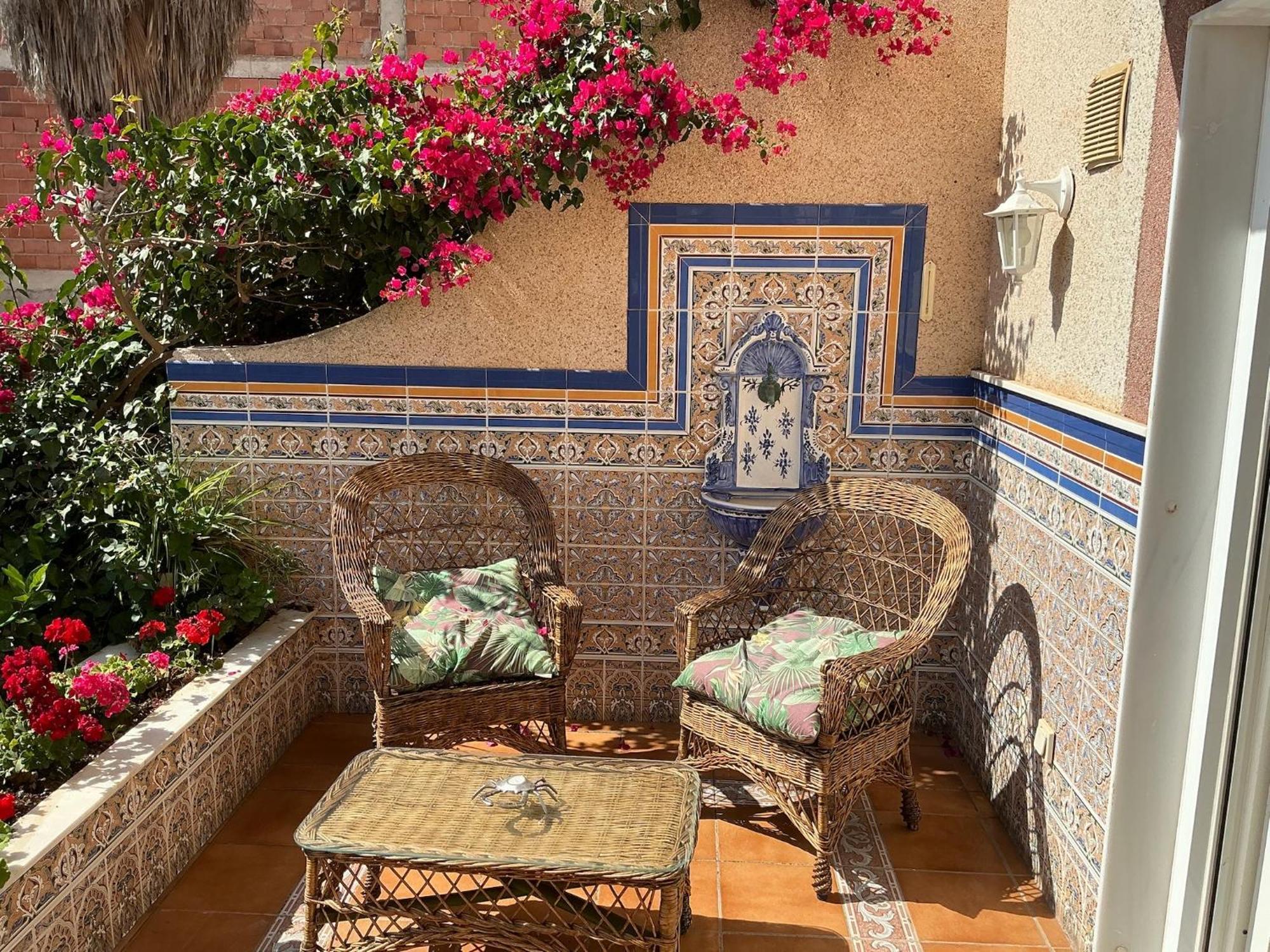 Large Villa Private Pool And Garden Near Beach Roquetas de Mar Bagian luar foto