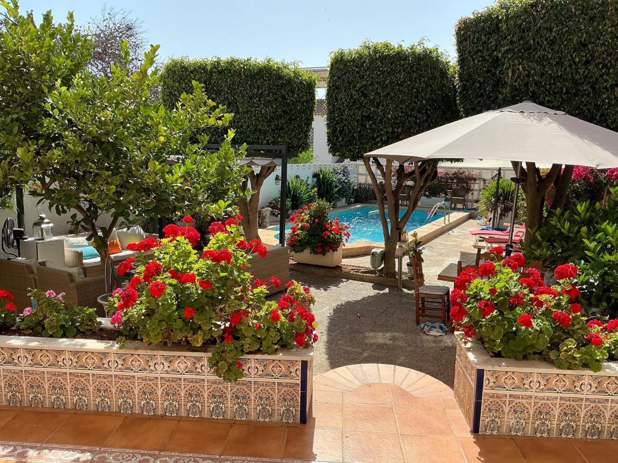 Large Villa Private Pool And Garden Near Beach Roquetas de Mar Bagian luar foto