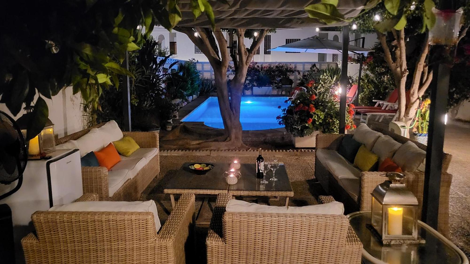 Large Villa Private Pool And Garden Near Beach Roquetas de Mar Bagian luar foto